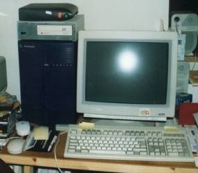 My desk with the Iris Indigo (left) and the EIZO monitor used 
by both machines - the PC tower is placed on the floor in the lower left (not on the photo)